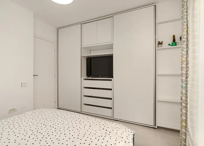 Sophisticated Two-bedroom In Mihai Bravu Apartment *