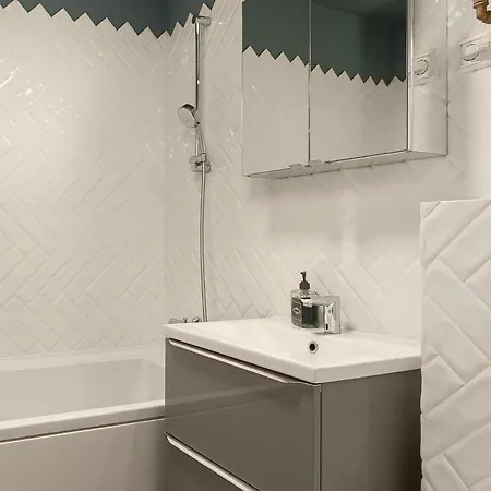 Sophisticated Two-bedroom In Mihai Bravu Apartman Bukarest