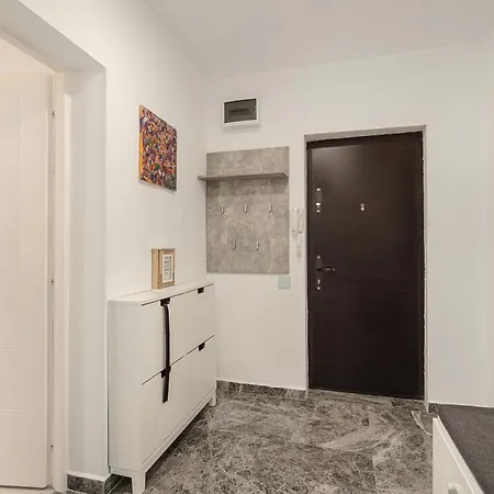 Sophisticated Two-bedroom In Mihai Bravu Apartman Bukarest